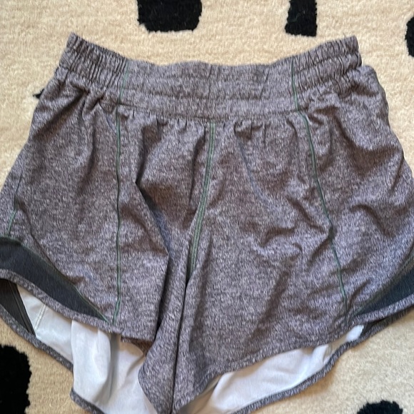 lululemon athletica Pants - Lululemon Hotty hot low-rise short 4 inch size 6